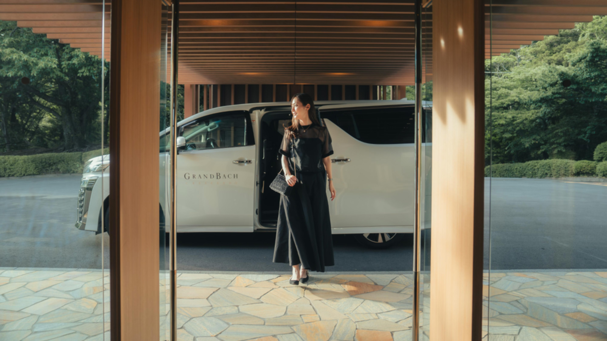 【エントランス】伊豆山の標高361mに佇むオーベルジュ。チェックインは15時～18時