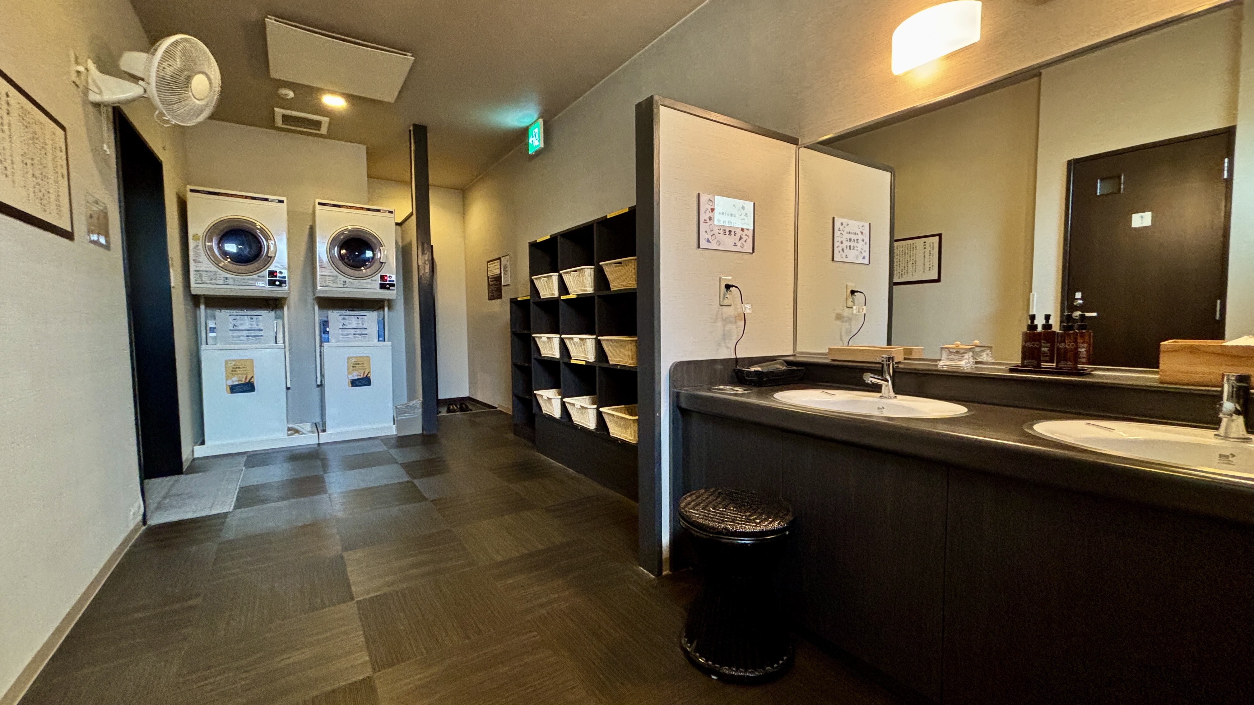 男性大浴場（脱衣場）