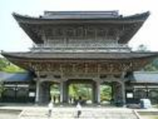 總持寺祖院の山門(曹洞宗)