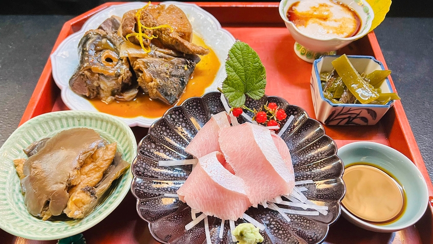 ・【お食事一例】お刺身メインの和定食。新鮮な海の幸をご賞味ください