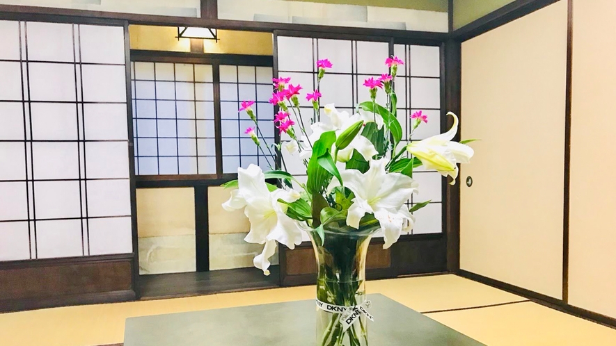 ・【客室一例】四季折々のお花をお部屋でもお楽しみください