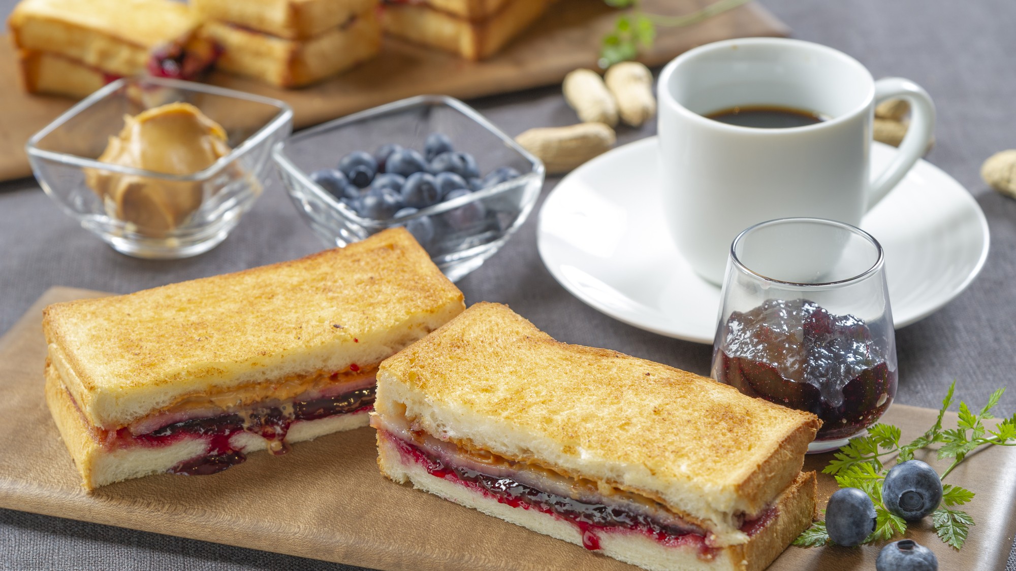 2025年秋の朝食メニュー♪～ピーナッツとブルーベリーのベーコンホットサンド～