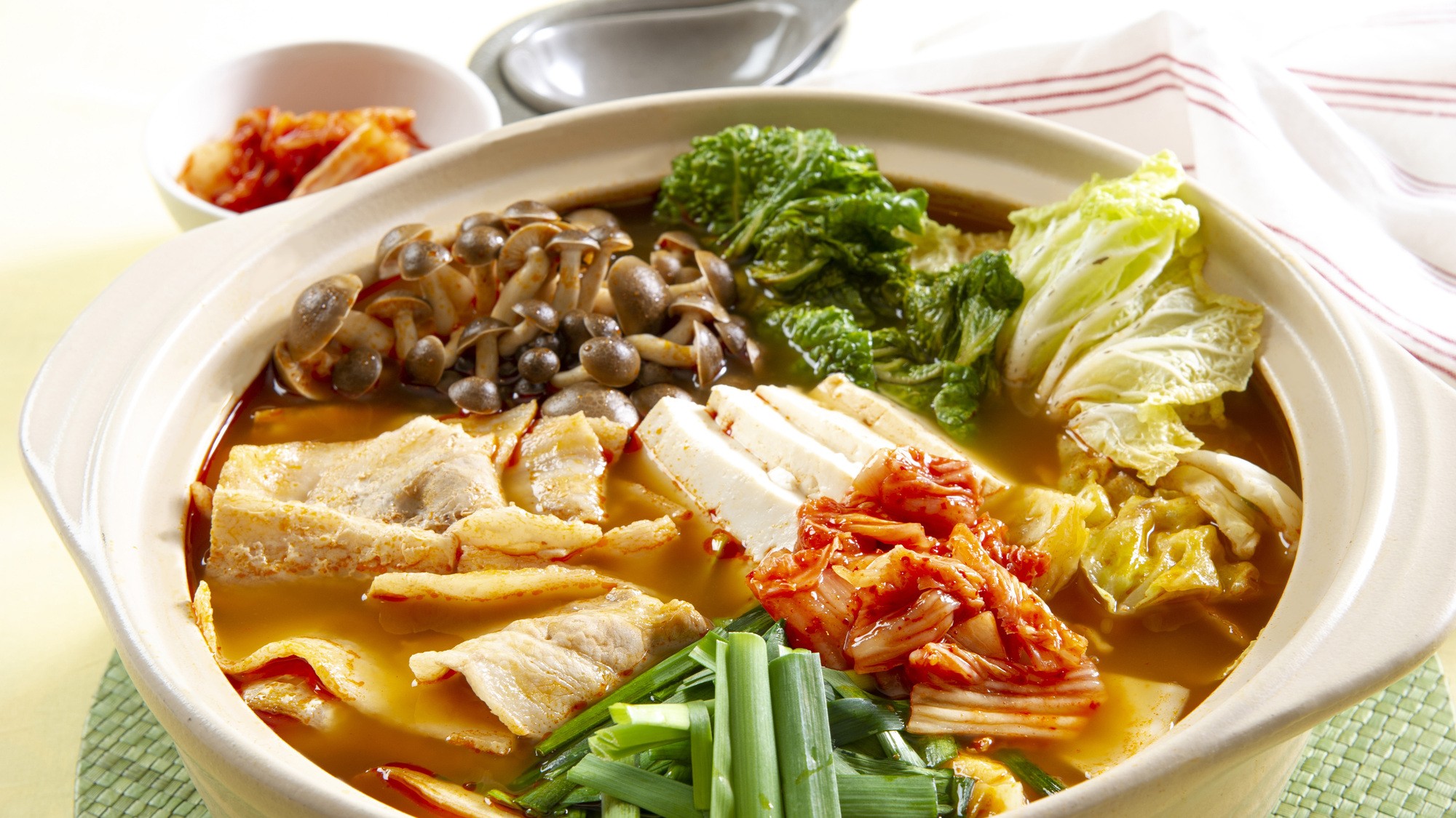 2026年春の朝食メニュー♪～北海道産春食材たっぷりキムチ鍋～