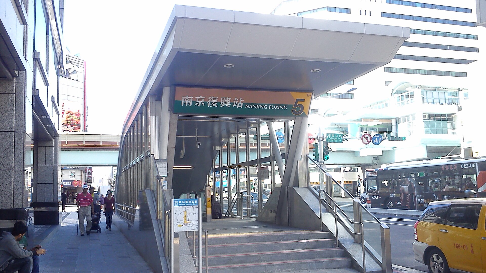 MRT南京復興駅5番出口より徒歩約2分
