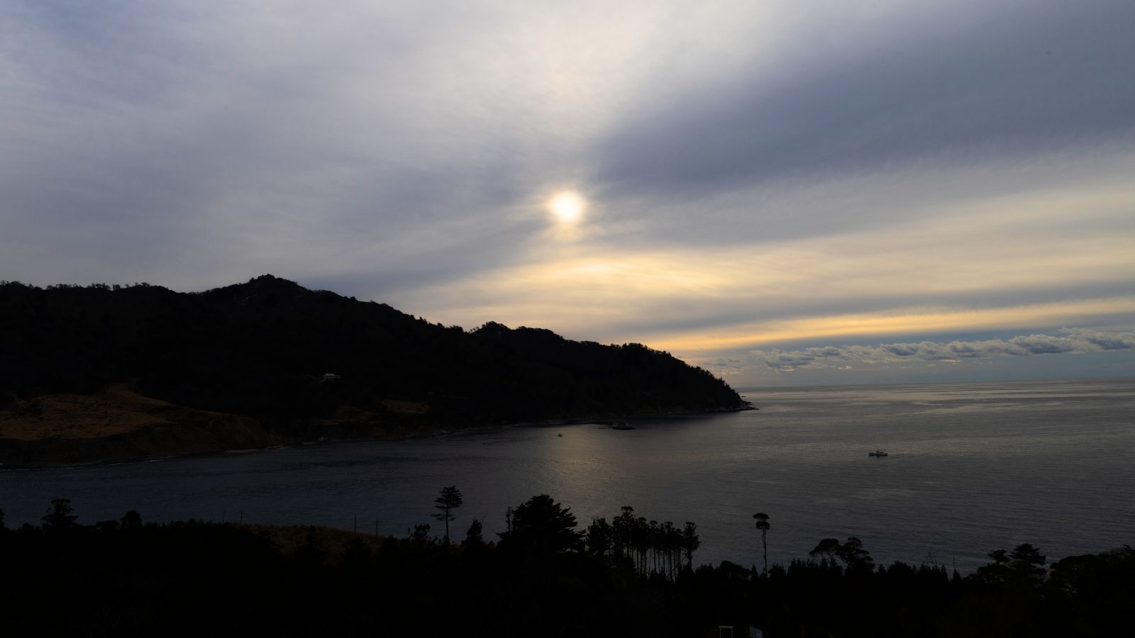 思わず拝みたくなるような金華山から昇る朝日