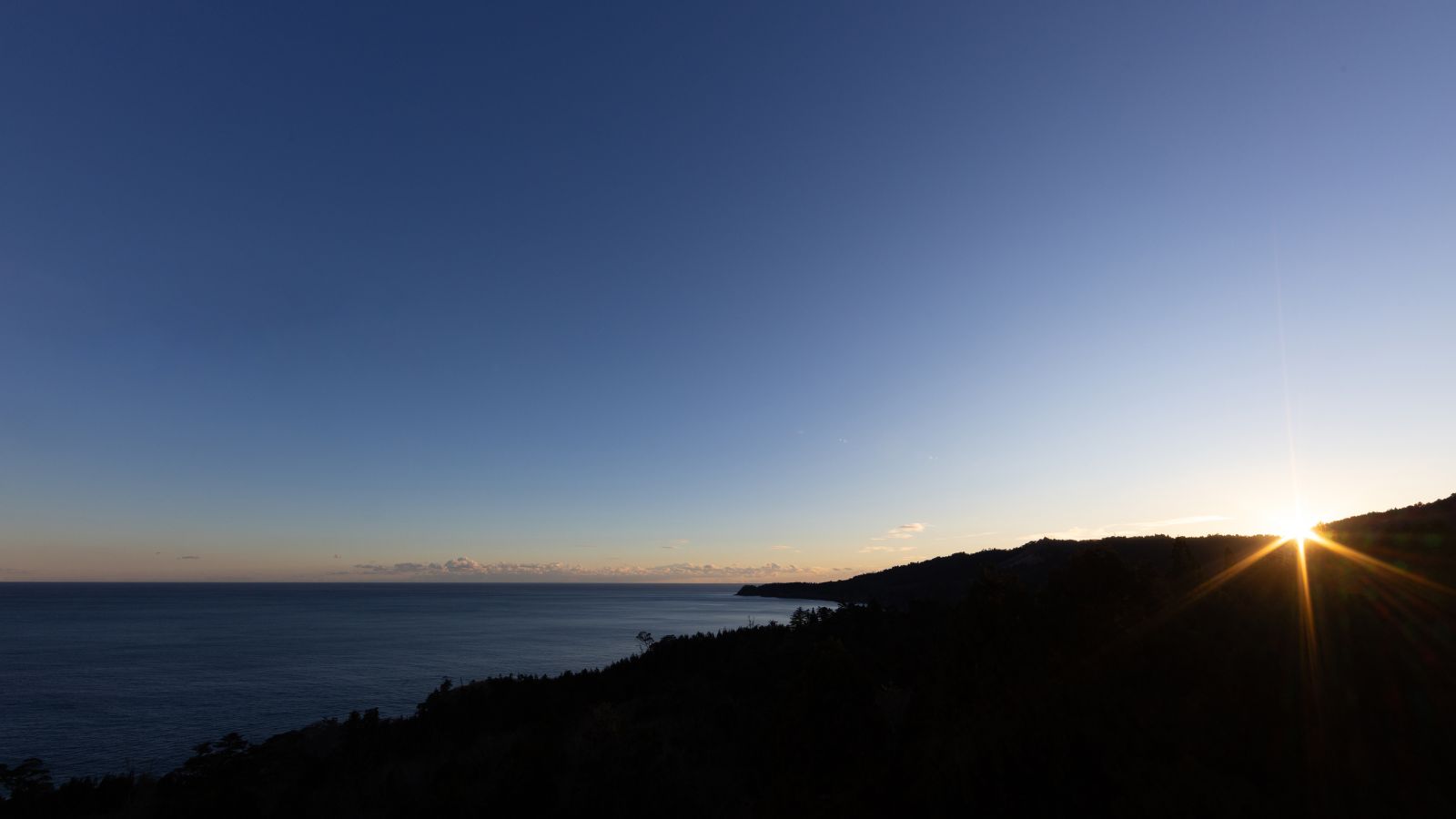 夕日が沈む様子は幻想的です。