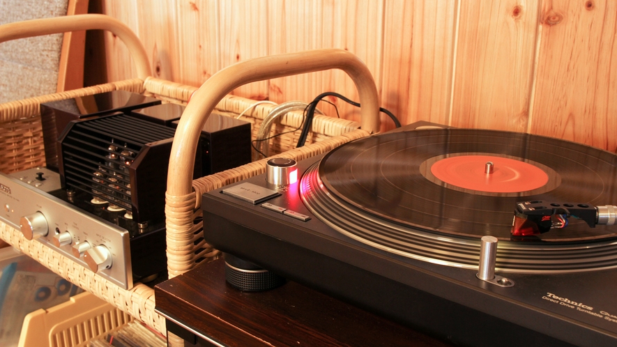 #館内＿館主はレコード好き♪真空管のアンプを通した「まろやかで暖かい音」で心地よい時間を演出します。