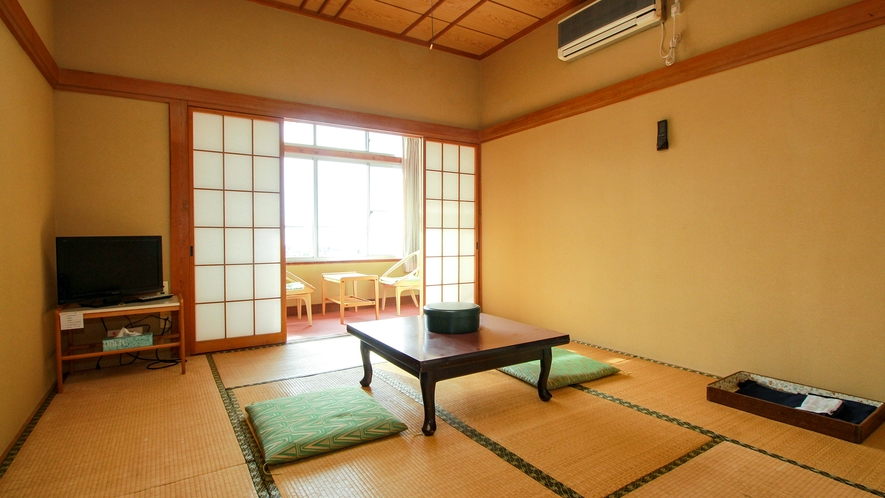 #客室8畳＿全室オーシャンビュー！造りは素朴な日本間で、広縁、洗面所が付いた過ごしやすいお部屋です。