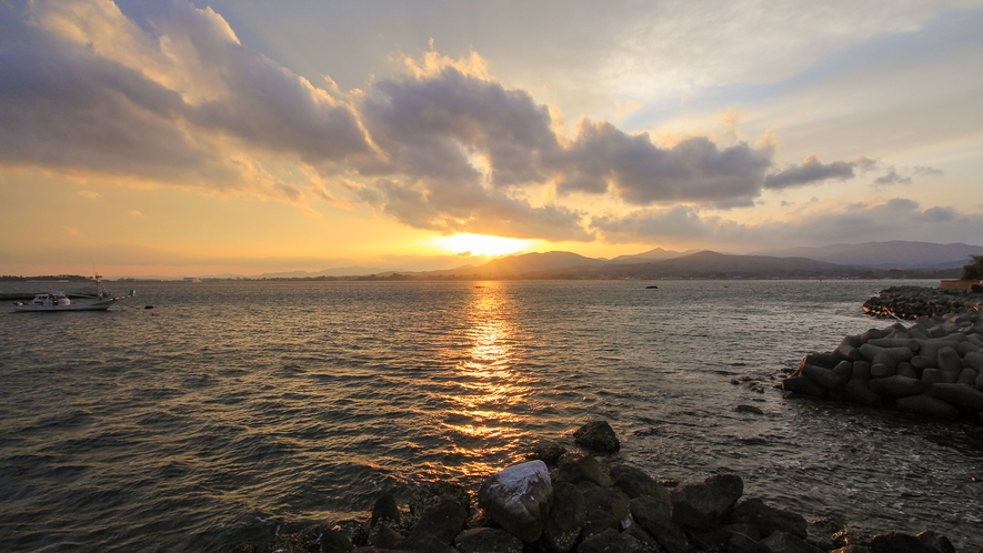 #気仙沼大島＿高台にある当館から見渡す景色。海に沈む夕日も素晴らしい。　
