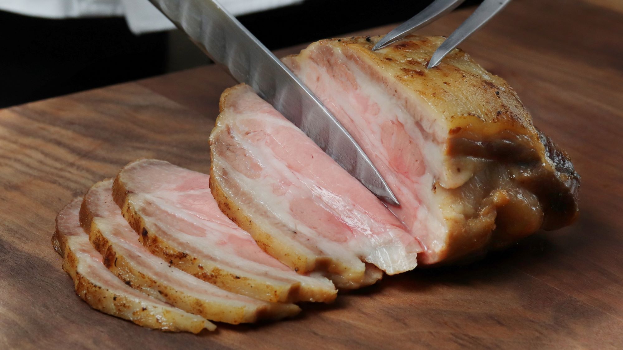 【朝食ビュッフェ】北海道産ハーブ豚のローストポーク。臭みが無く、脂身も甘く美味しいお肉です。