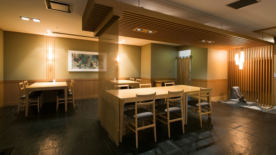 【日本料理 花城】ホール席の他、半個室席もございます。