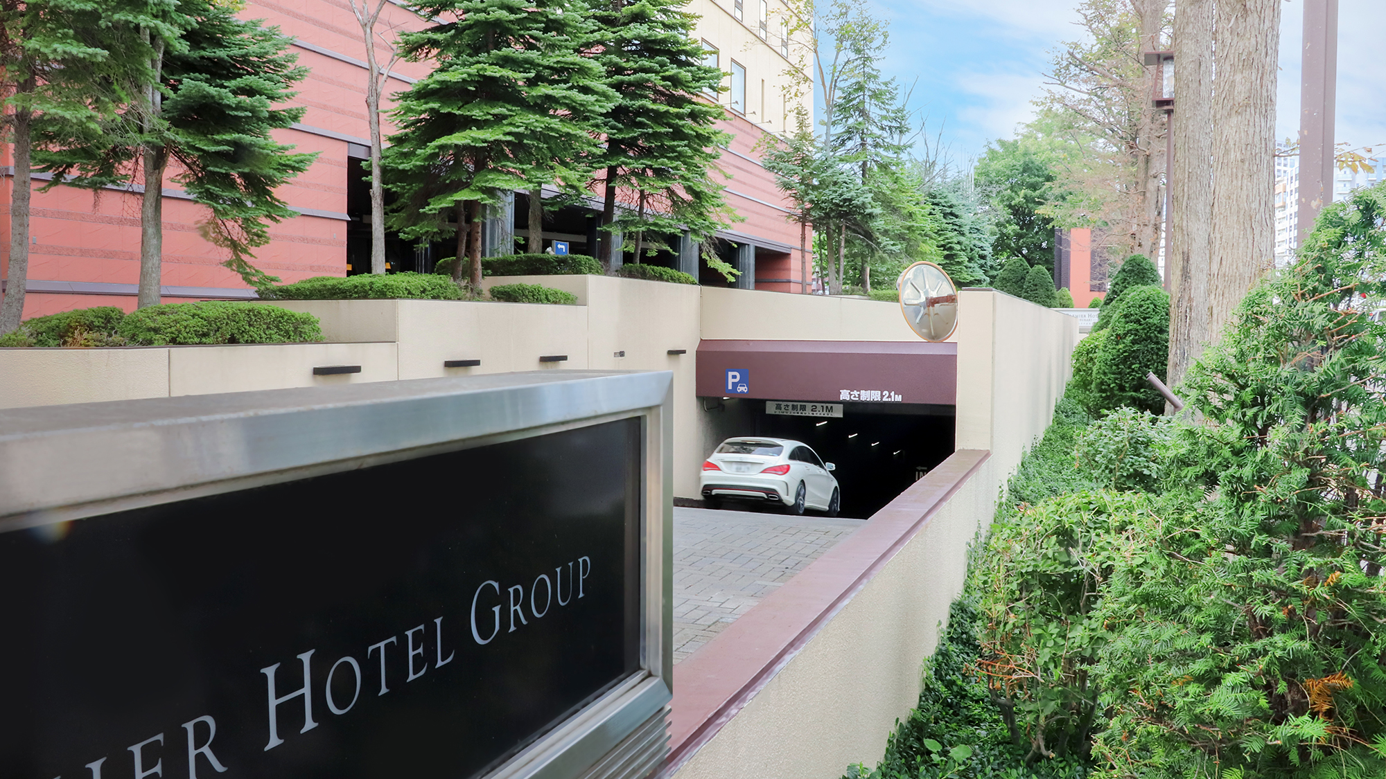 【駐車場】200台収容可能な地下駐車場です。高さ制限2.1mまでとなっております。