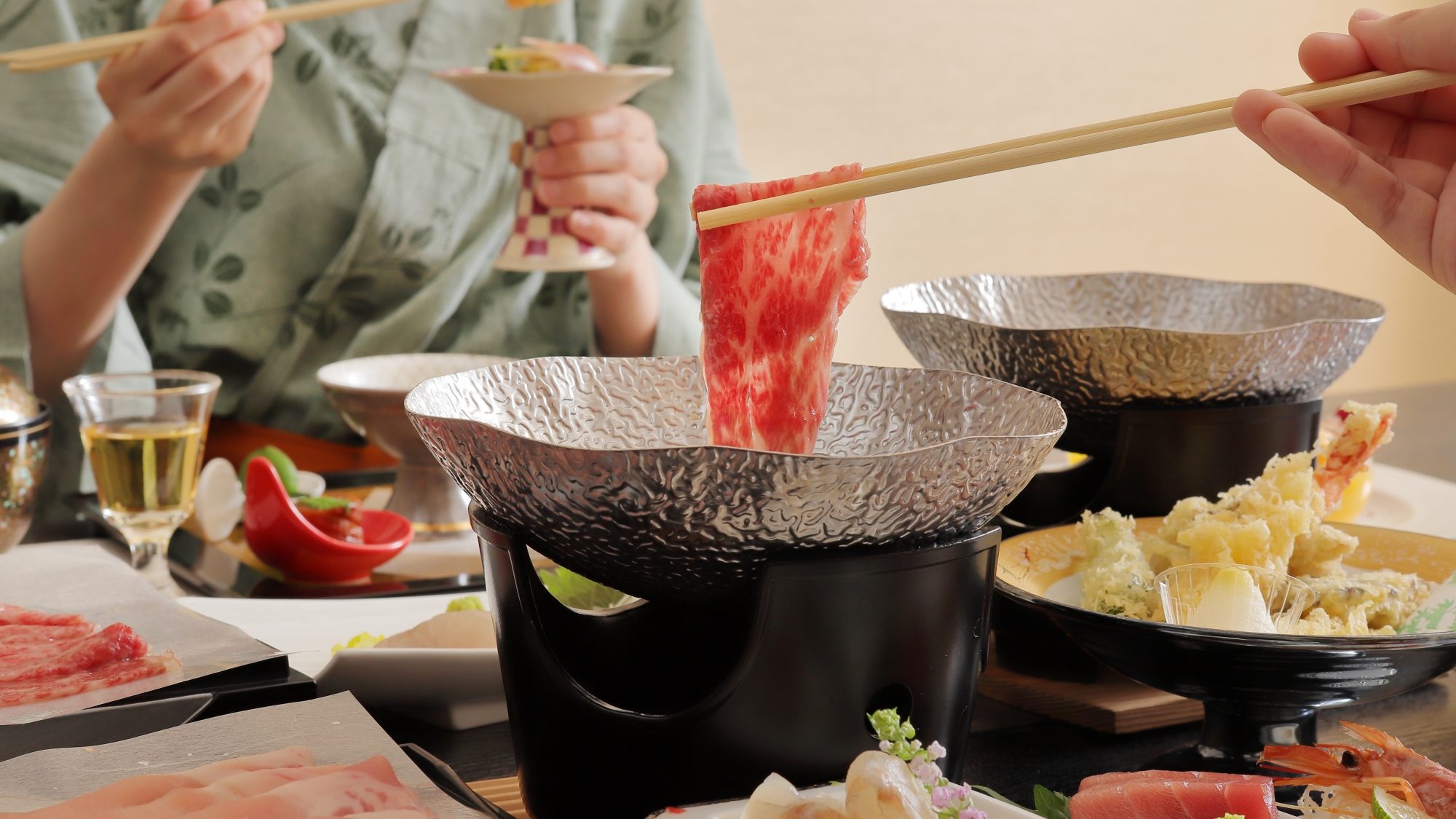 *【お食事イメージ】季節の食材と共にいただく和牛しゃぶしゃぶ。旅の思い出をより豊かに彩ります。