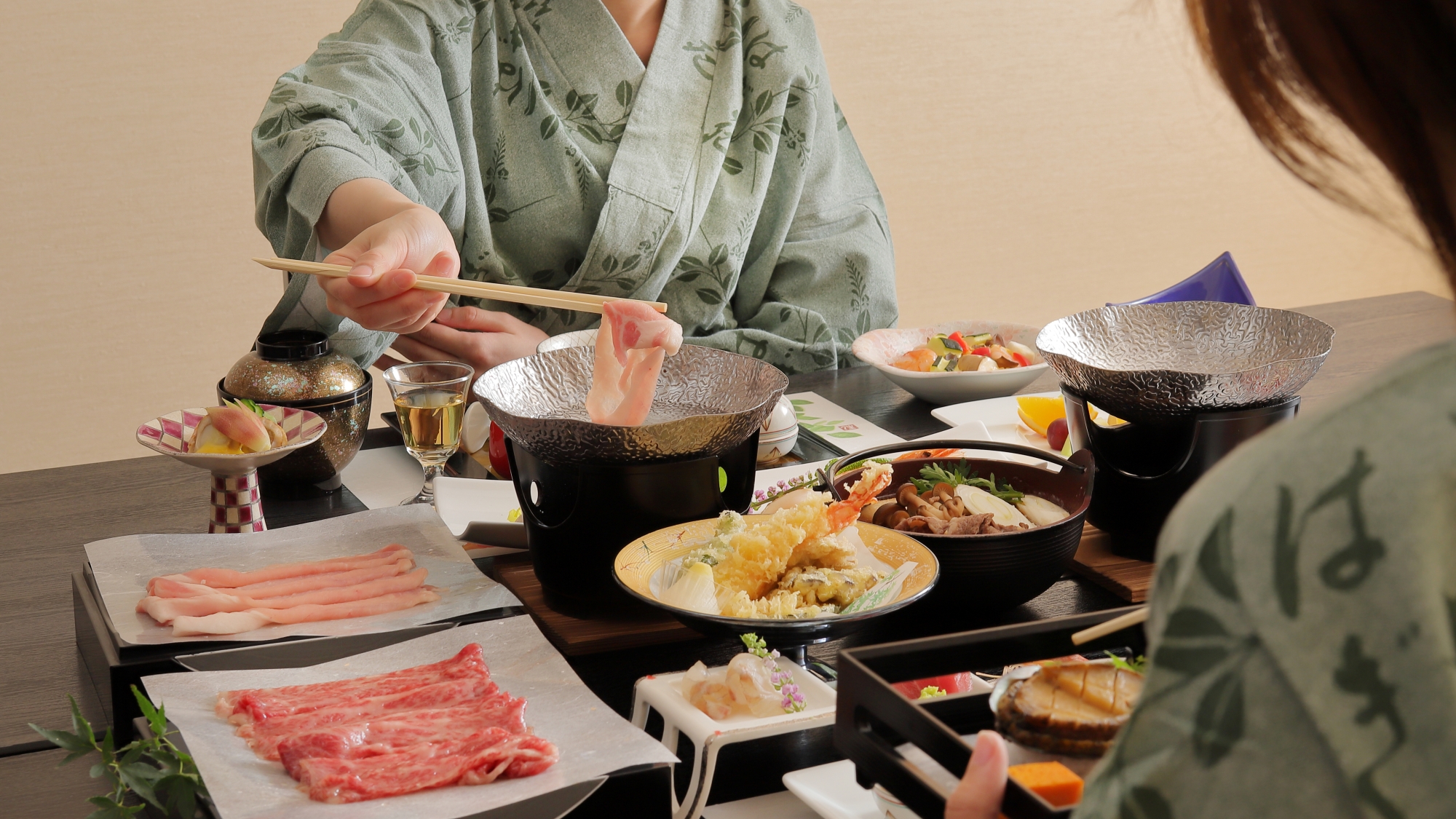 *【お食事イメージ】写真映えする色鮮やかな小鉢やお造りが並ぶ、記憶に残るご夕食をご用意