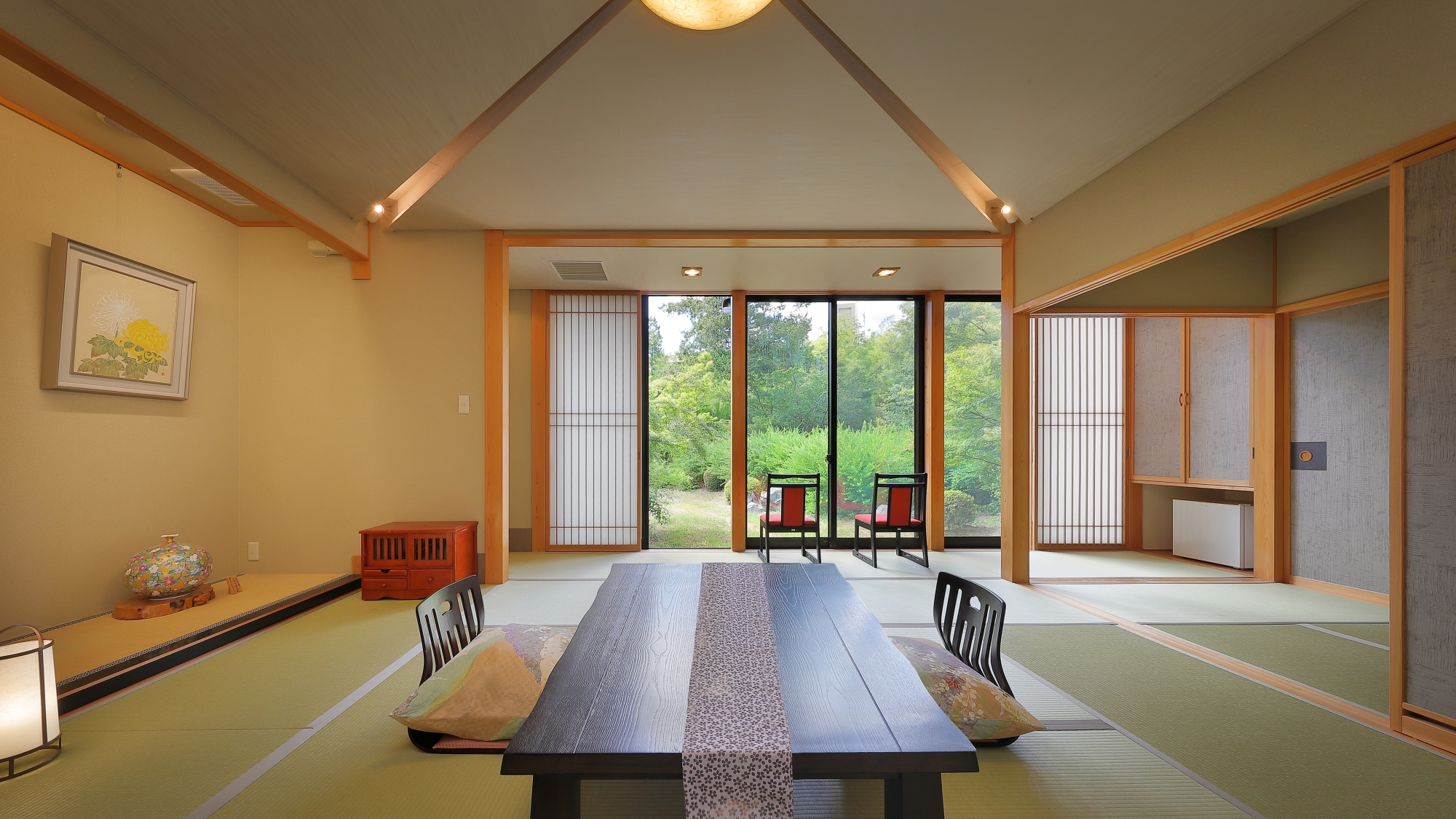 *【和室10＋4畳】広々空間でのんびりとお過ごし頂けます。