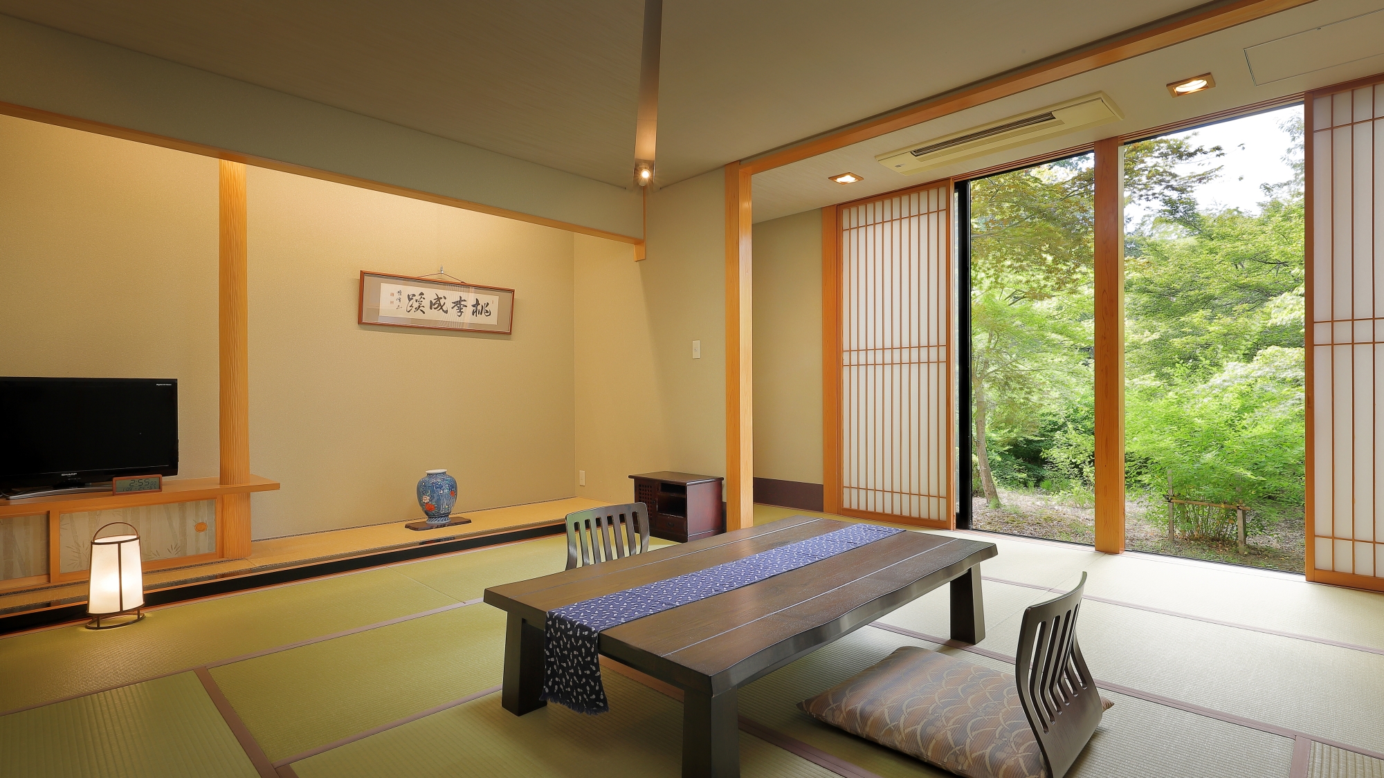 *【和室10畳】足を伸ばしてほっと寛ぐ♪畳のお部屋でリラックス。