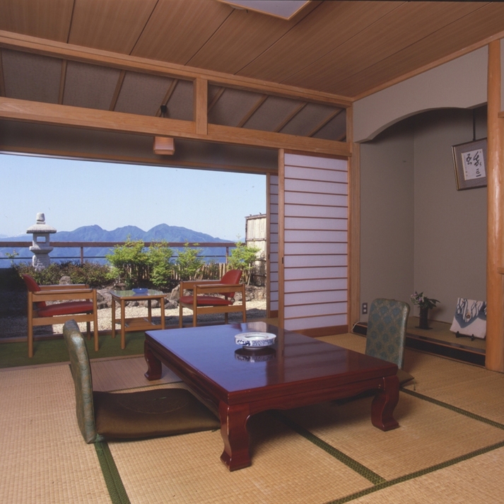 [Main building (Japanese-style room on the top floor] Japanese-style room 6 tatami mats + 8 tatami mats + Western-style room (twin) (without bath and toilet)