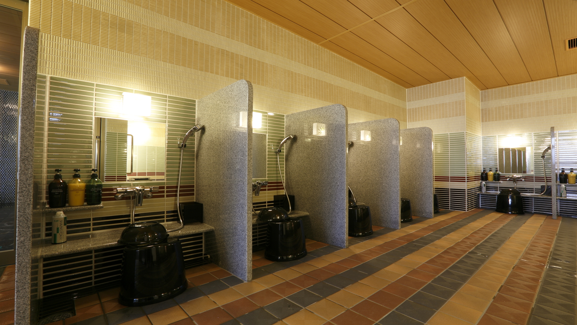 【男性大浴場】洗い場(カラン：8か所)