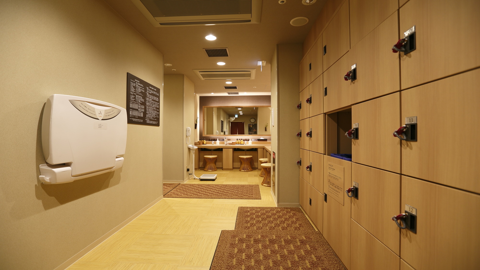 【女性大浴場】脱衣場(ロッカー：18か所)