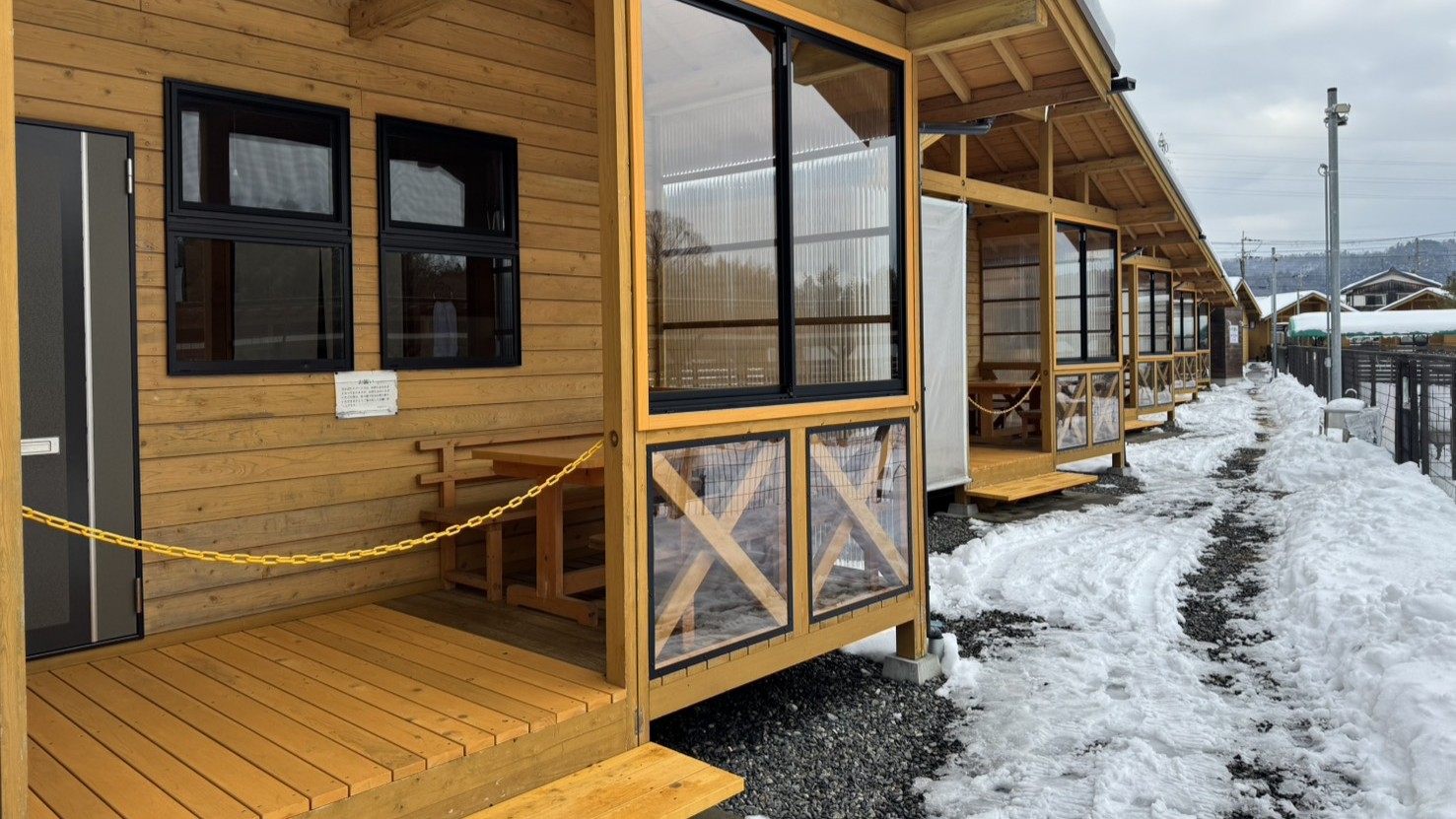 *ウッドデッキに窓ガラスを設置したので寒い日や風の強い日でも快適！