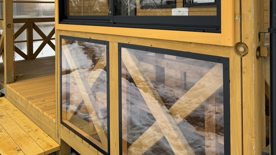 *ウッドデッキが全天候型に！窓ガラスを設置したので寒い日や風の強い日でも快適にお過ごしいただけます。