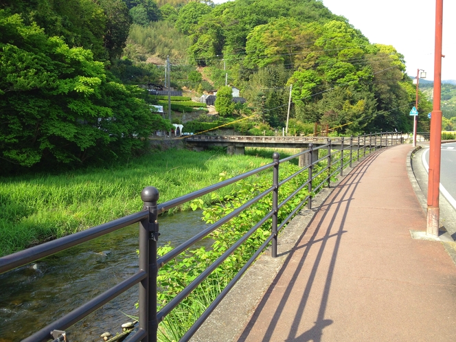 当館より徒歩３分の千歳川。遊歩道が整備されています。散歩最高です。