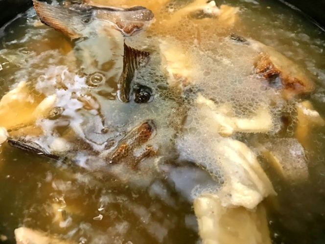 高級魚の石鯛のアラとカマを使用して、 じっくりコトコト旨味を引き出します。 濃厚な潮汁！最高です。