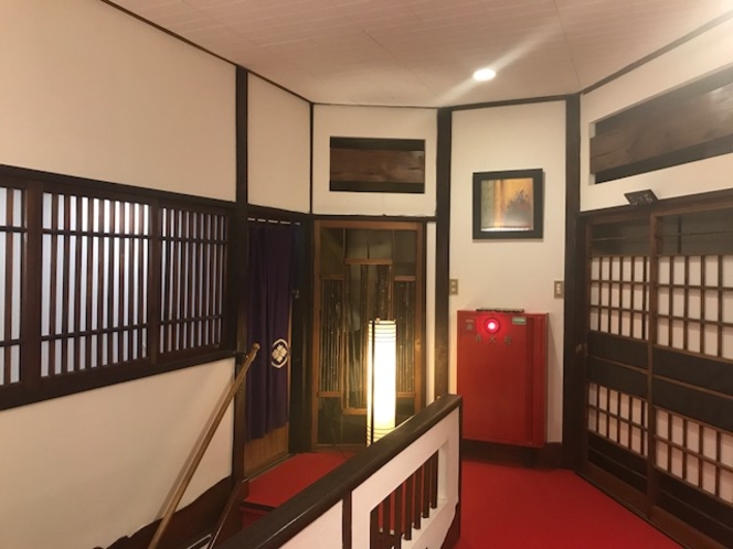 2階客室フロアー。昭和木造建築の造形美