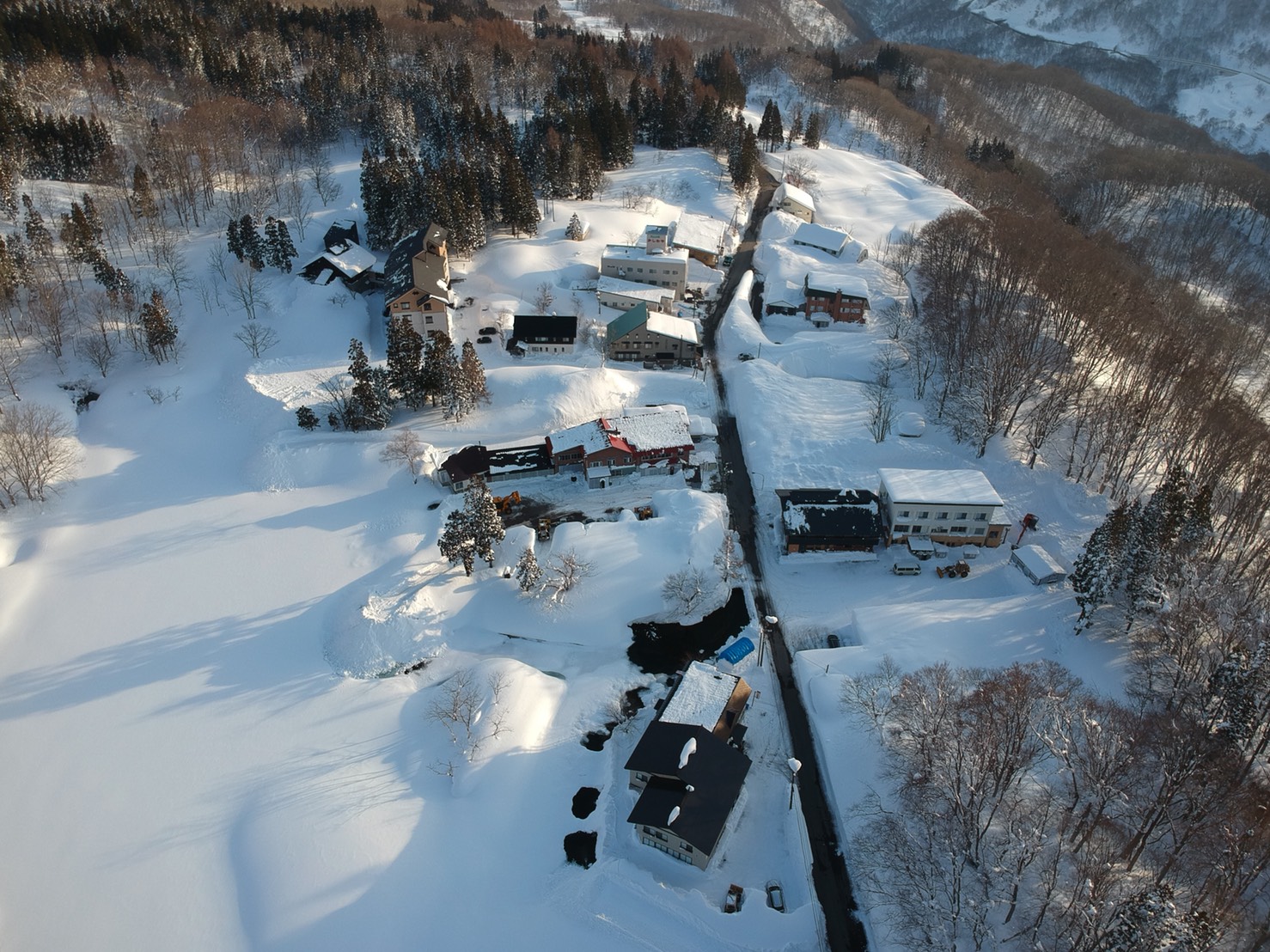 雪に覆われた月山志津温泉