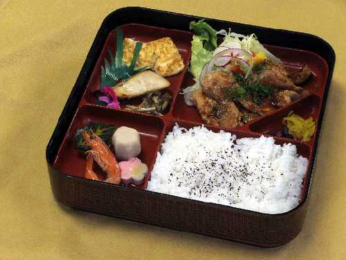 夕食弁当990円（一例）