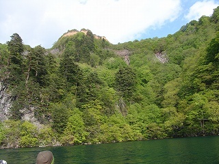 中の湖から望む五色岩