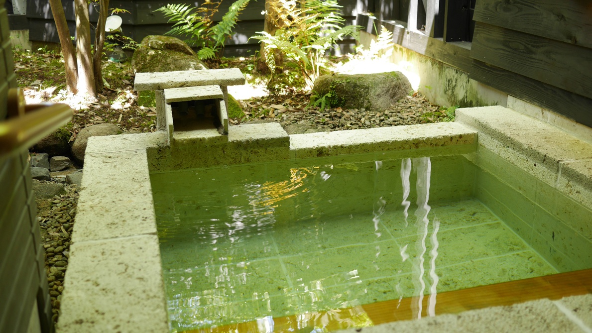 【TypeA】ほのかな硫黄臭が漂う淡い緑色にもみえるお湯はpH9.4以上のアルカリ性。