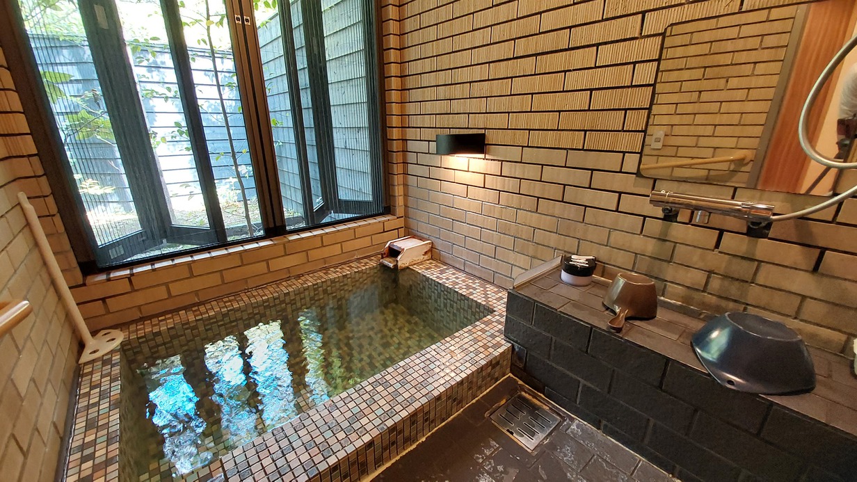 【TypeC】内風呂付離れ客室。自然湧出の極上温泉をお部屋にてお愉しみいただけます。