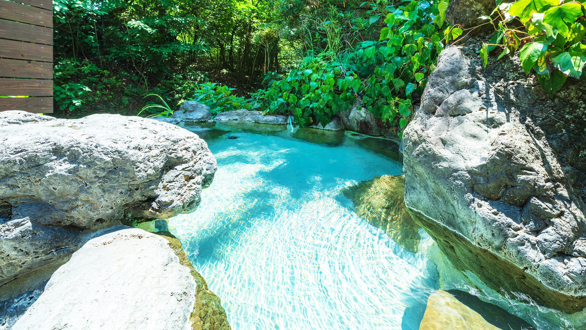 姉妹館しび荘の大浴場：川のせせらぎを聞きながら 露天風呂を満喫いただけます。