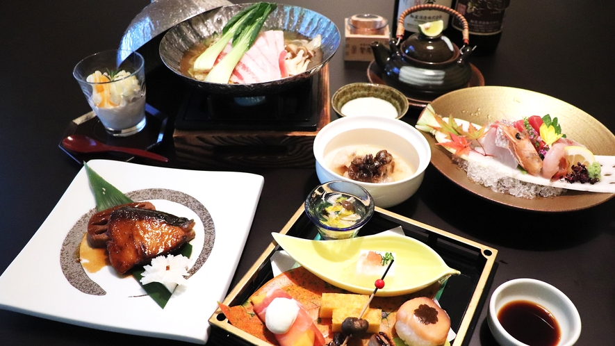 紫尾庵流創作懐石料理一例：薩摩の郷土料理や地元の素材をふんだんに使った 四季折々のお料理です。