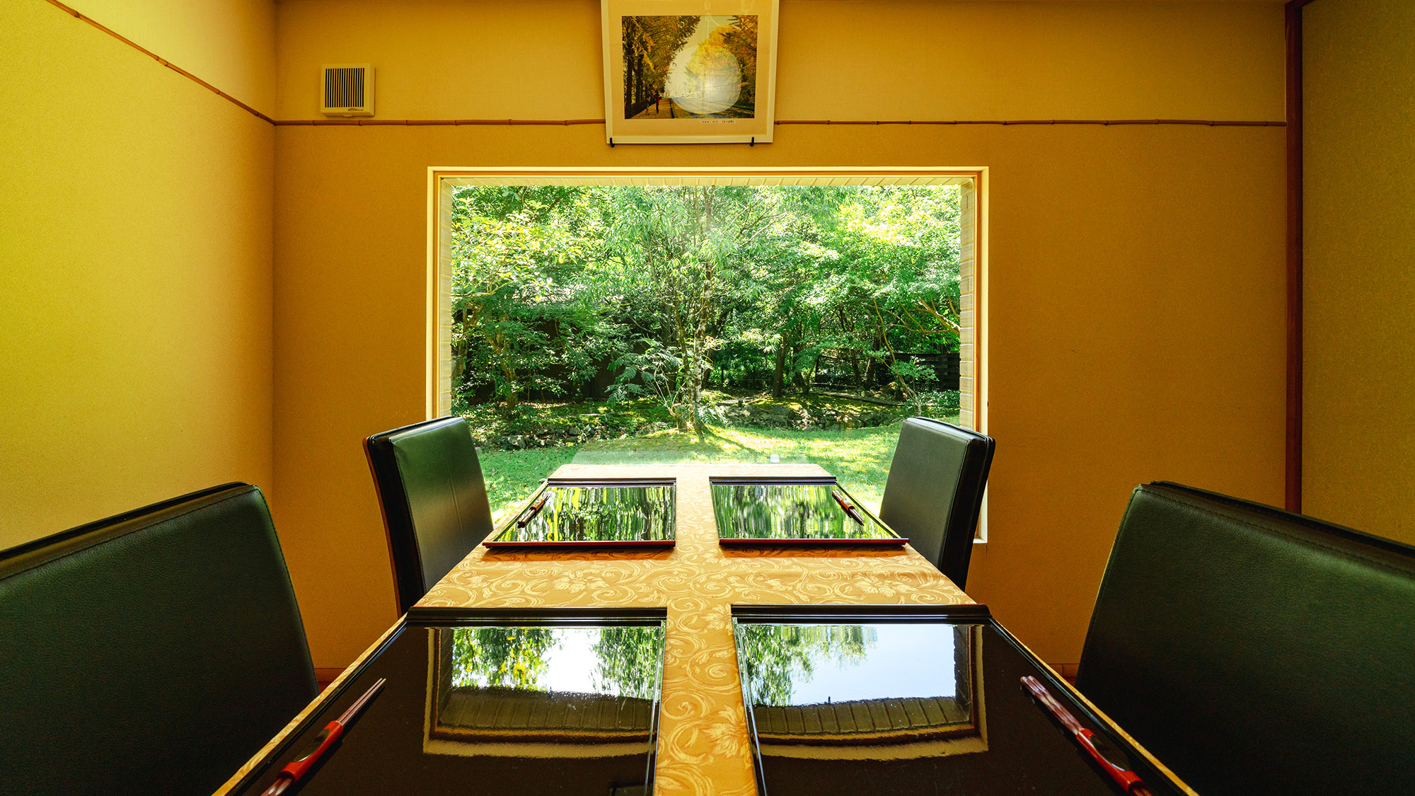 お食事処は完全個室となっております。人目を気にせずゆったりとお食事をお楽しみください。