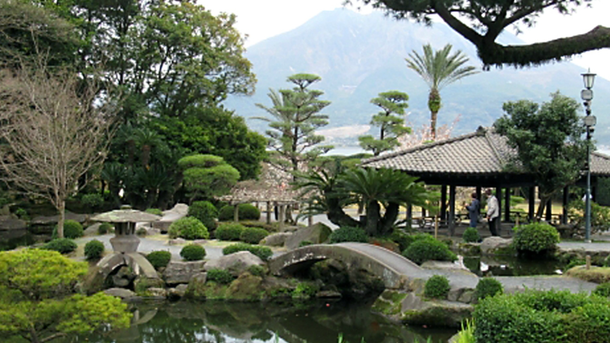 仙巌園：当館よりお車で約1時間15分。薩摩の殿様と姫君が愛した桜島を望む島津家の日本庭園です。