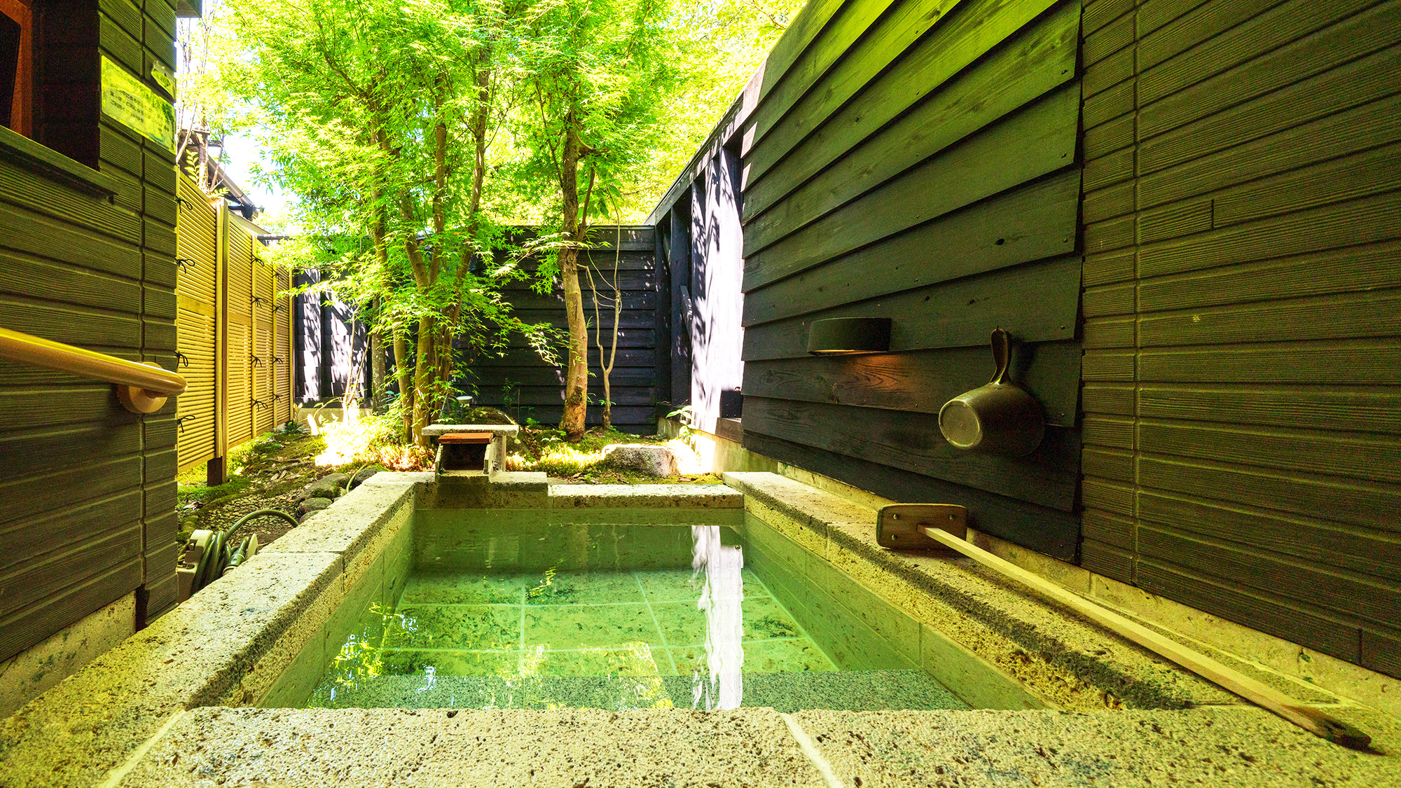 【TypeA】人気の露天風呂付き客室。湯船の先は小さな箱庭でゆったりと湯浴みをお愉しみいただけます。