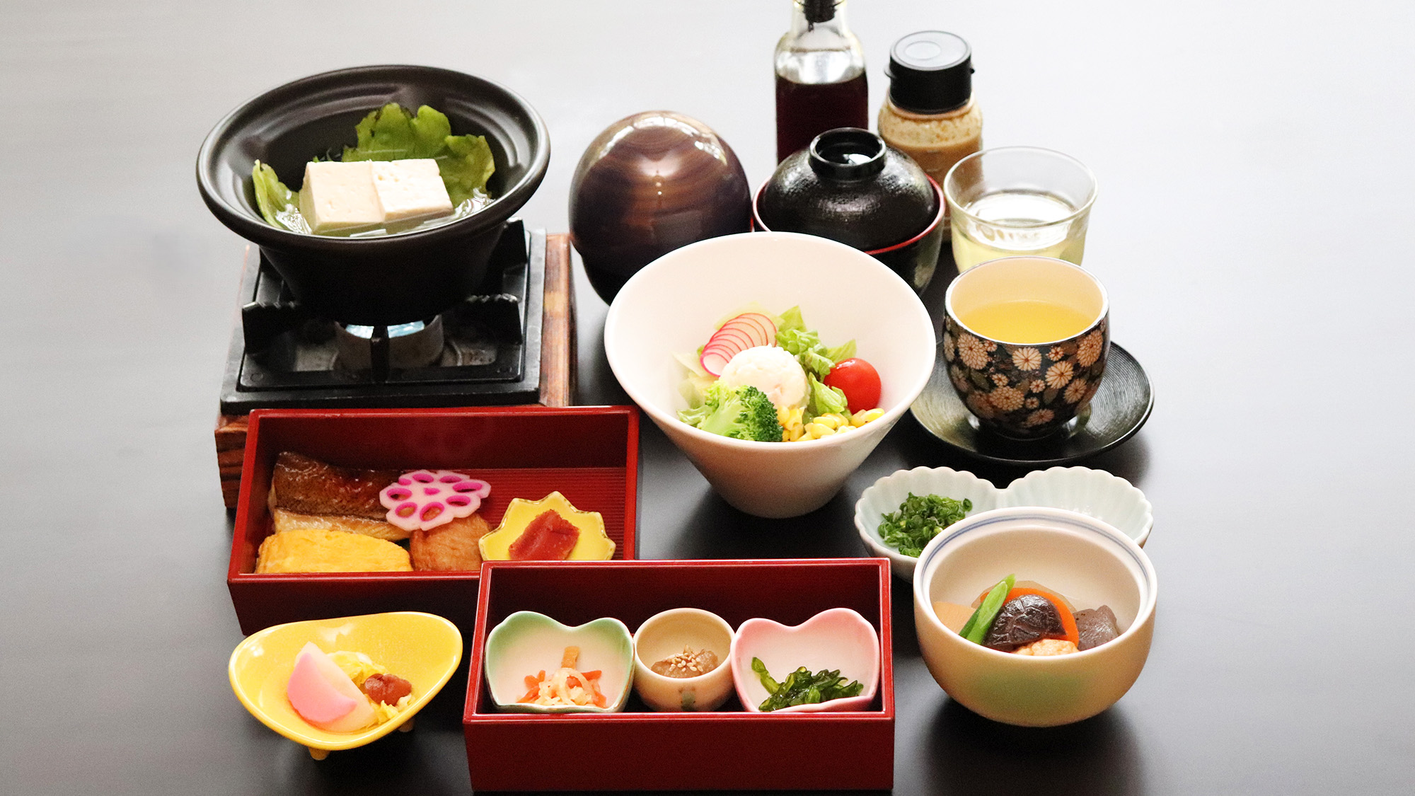和朝食(一例)：郷土の恵みいっぱいの和食です。朝食はお好みで和食と洋食からお選びいただけます。