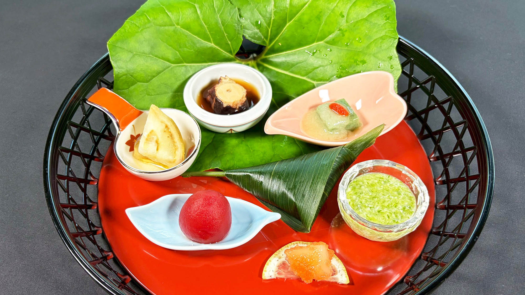 前菜一例：蓬豆腐、鰻の粽、水茄子マリネ、帆立明太、オクラとろろ、蛸柔らか煮、ミニトマトのワイン煮