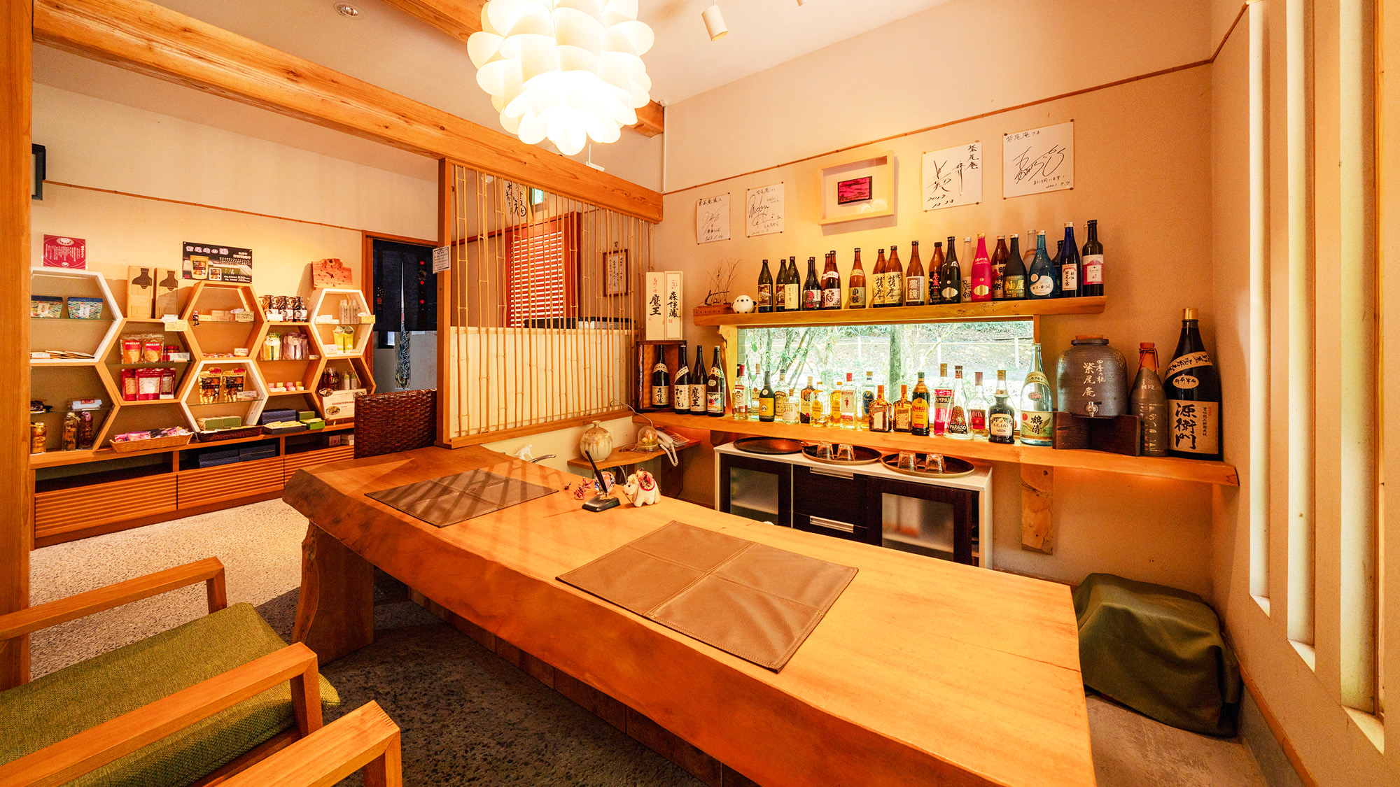 BARにてお酒をご用意しております。お食事後のひとときにぜひ。