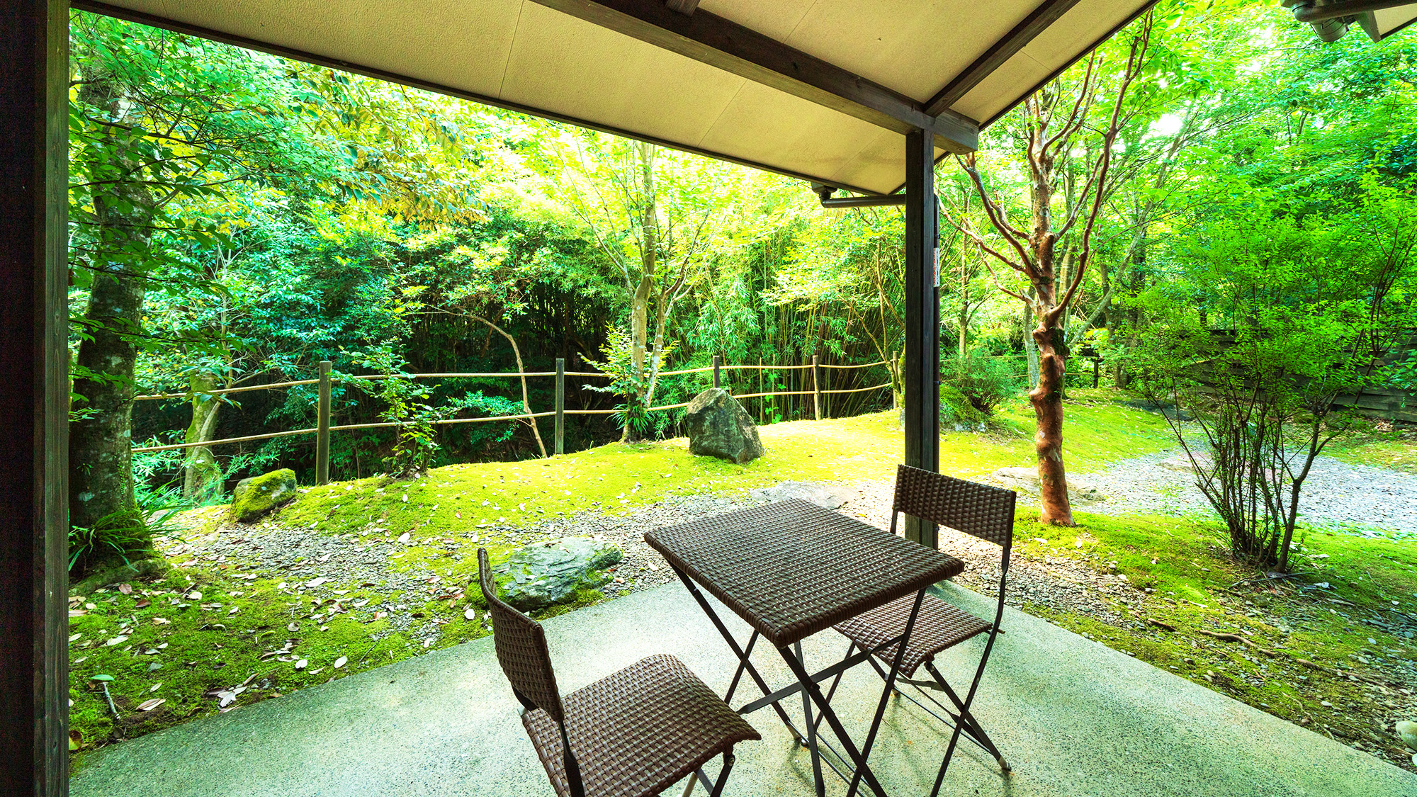 【TypeB】内風呂付離れ客室。テラスで心地よい自然に包まれ、大切な方と語らいのひと時を。