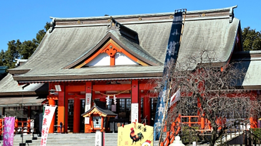 箱崎八幡神社：当館よりお車で約35分。鶴の里ならではの鶴の舞いを浮き彫りにした日本一の大鈴があります