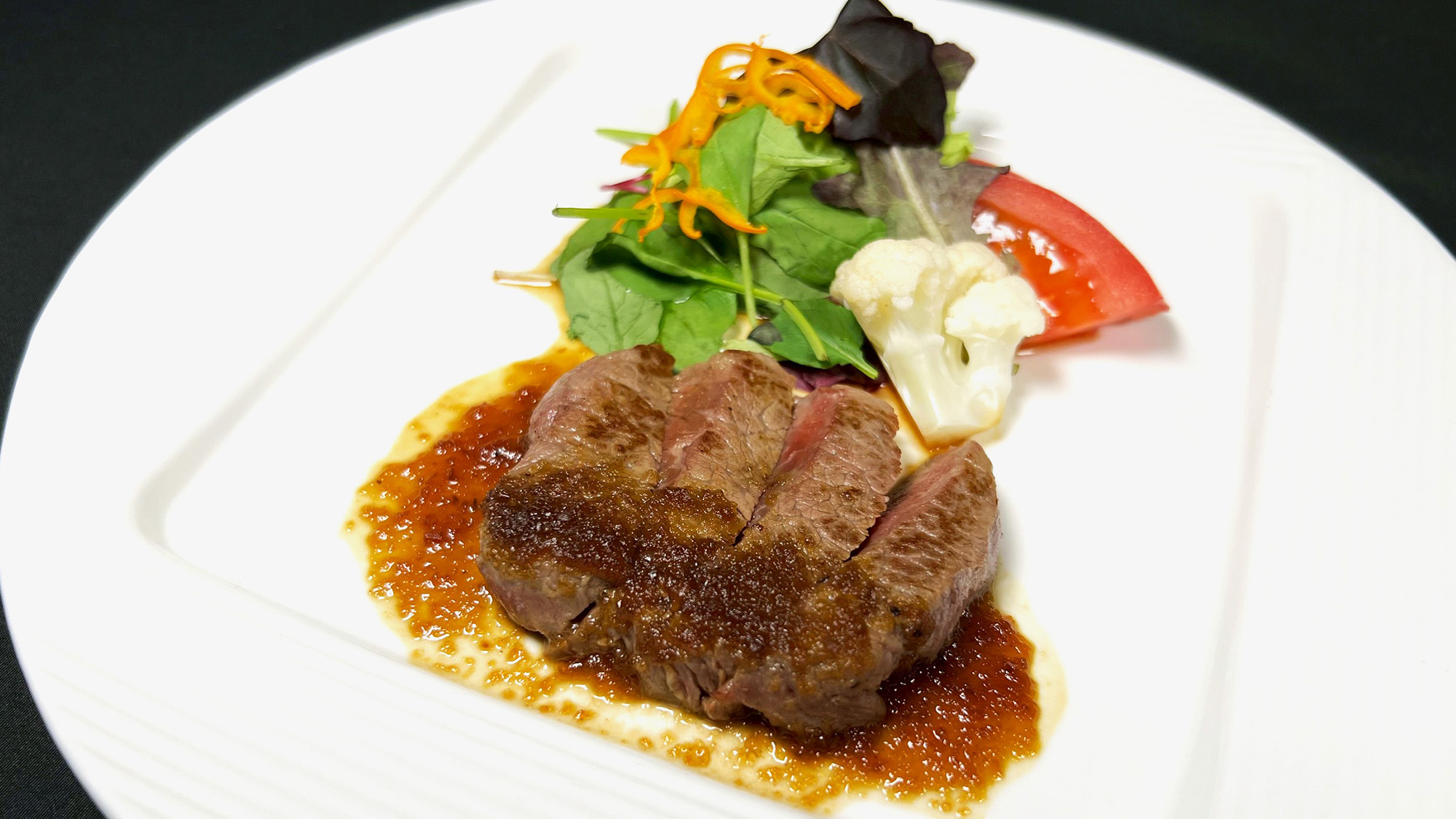 皿物一例：鹿児島県産黒毛和牛ヒレステーキ