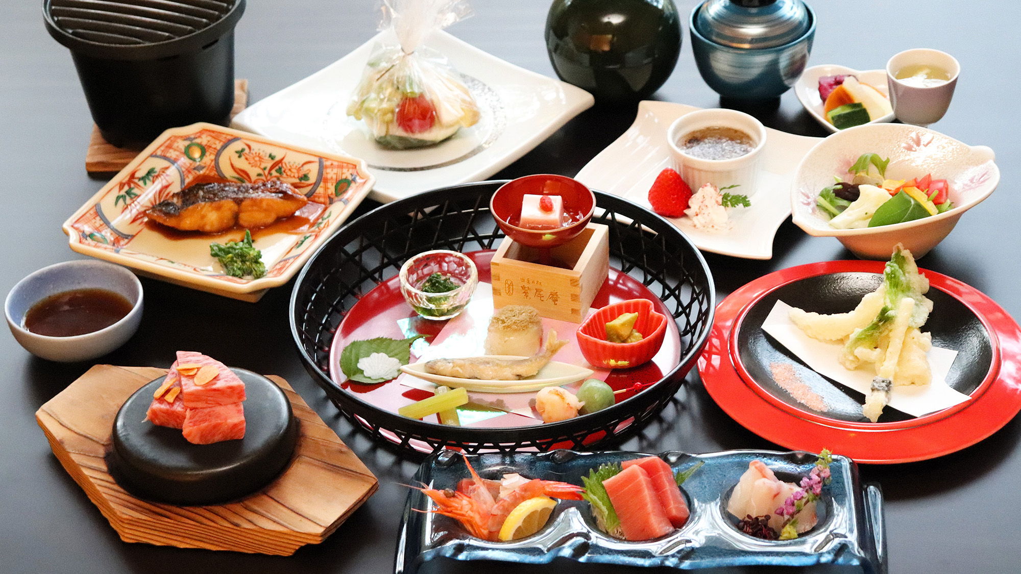 紫尾庵流創作懐石料理一例：薩摩の郷土料理や地元の素材をふんだんに使った四季折々のお料理です。