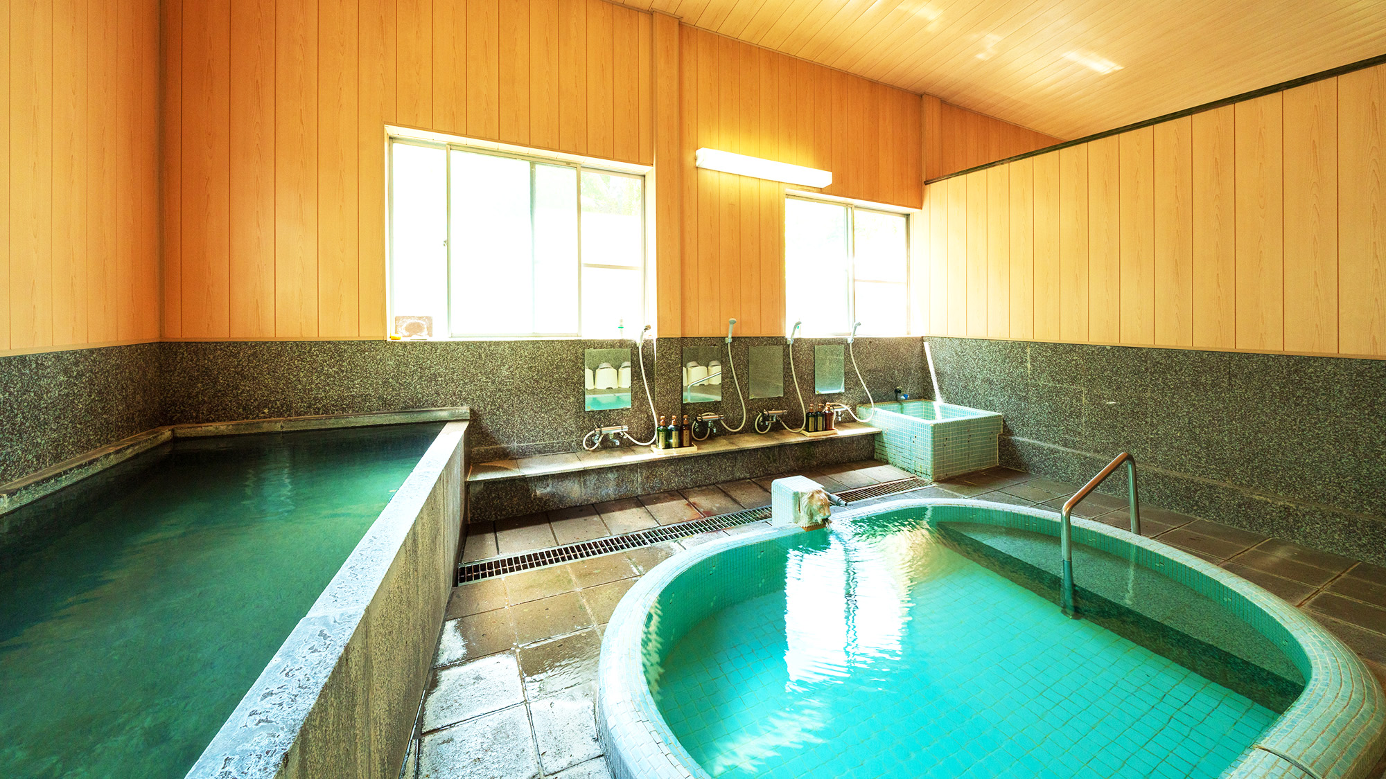 姉妹館しび荘の大浴場：2つの自噴泉があり、温度の違う紫尾温泉のお湯を贅沢にご堪能いただけます。