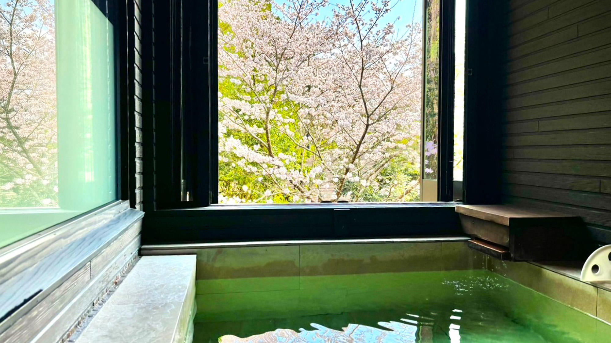 【TypeD】内風呂付客室。春には窓から桜を眺めながら、名湯・紫尾温泉をご堪能いただけます。