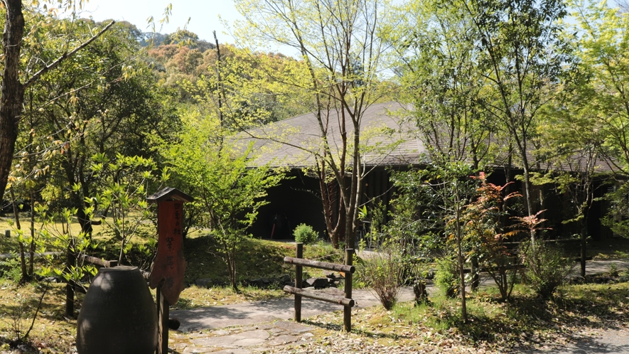 静寂に包まれ、日常では感じることのできない自然の癒しを。大人の休日を過ごす為の場所。