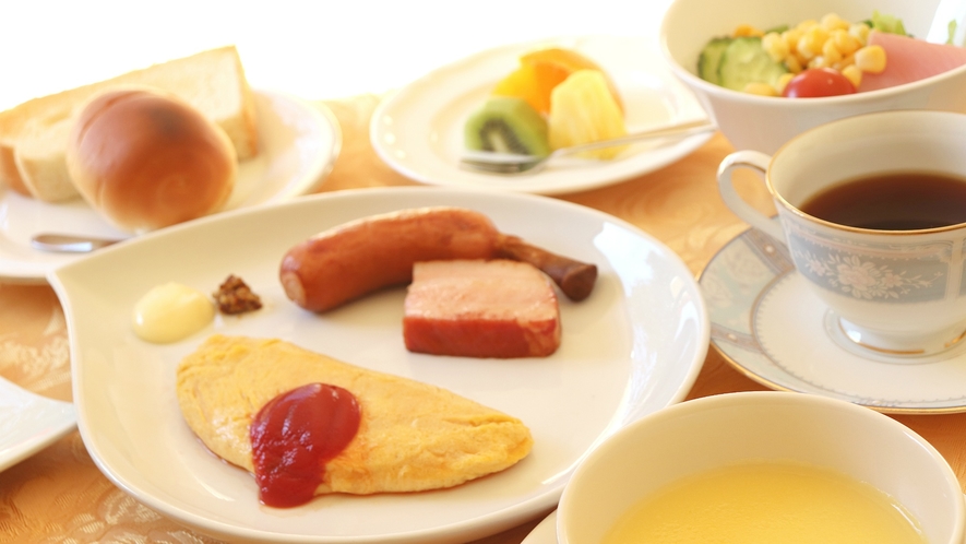 洋朝食(一例)：洋食派の方へ。パンと相性のいいふわふわオムレツにスープなどバラエティ豊かな朝食です。