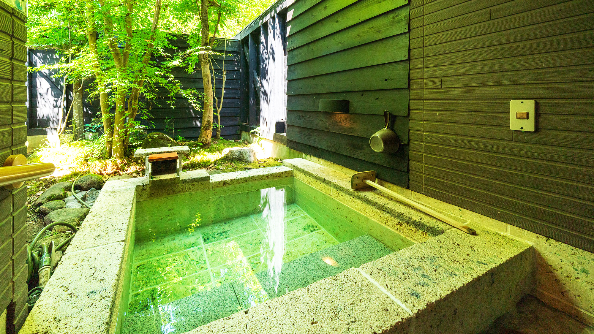 【TypeA】ほのかな硫黄臭が漂う淡い緑色にもみえるお湯はpH9.4以上のアルカリ性。